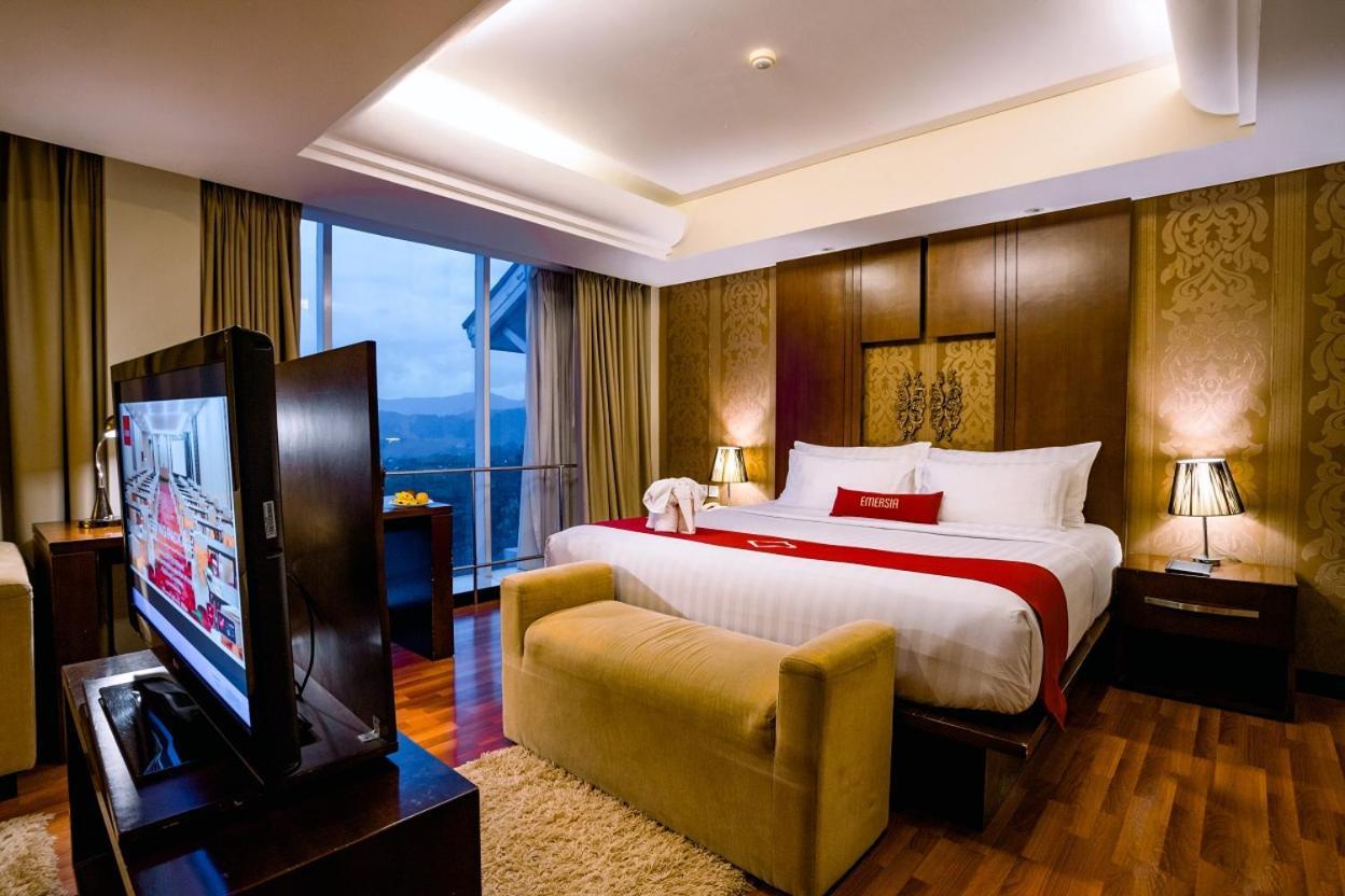 Emersia Hotel And Resort 반다르 람풍 외부 사진