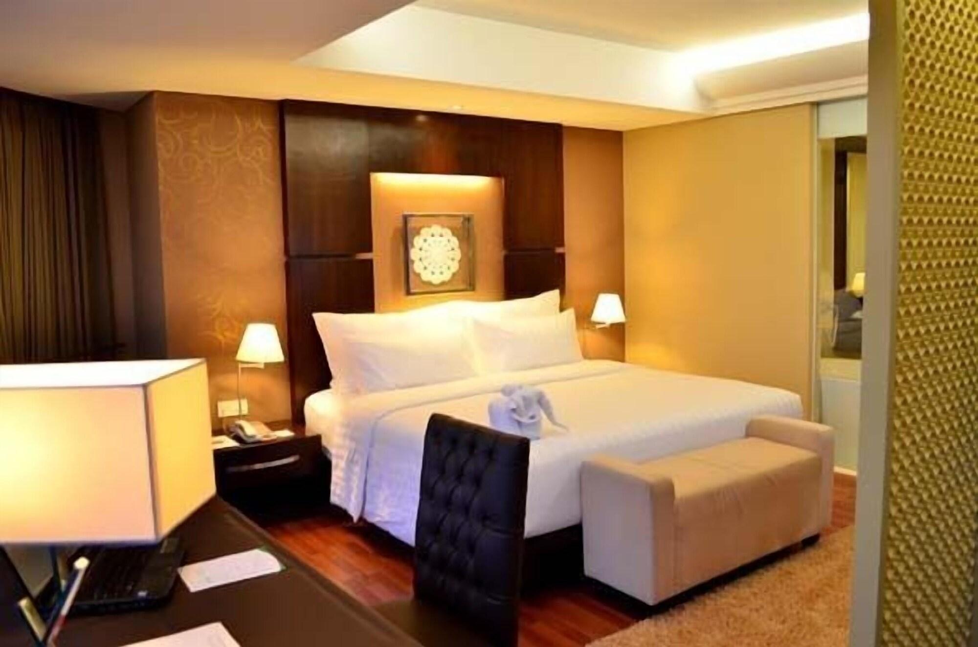 Emersia Hotel And Resort 반다르 람풍 외부 사진